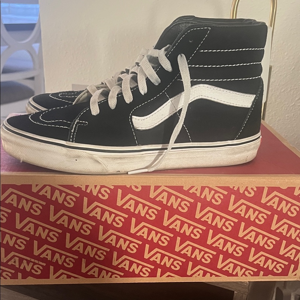Vans Men/Woman Black and White High-Top Sneakers